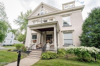 Building Photo - 143 Caroline St