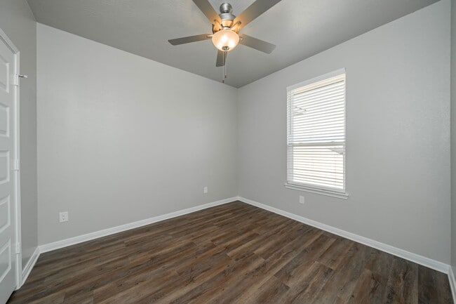 Building Photo - Spacious Townhome Available Now!