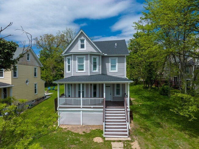 Building Photo - Spacious 6-Bedroom Home – Perfect for Large Families or Groups!