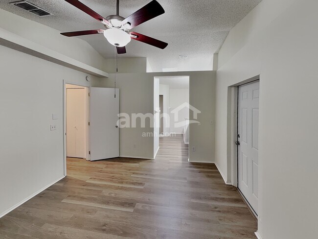 Building Photo - 1431 Londra Ln