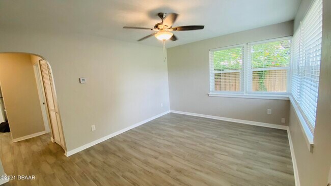 Building Photo - 914 N Wild Olive Ave