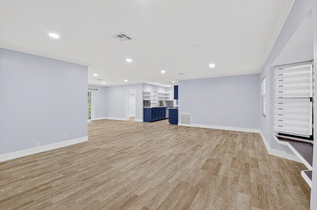 Building Photo - 725 Heron Dr