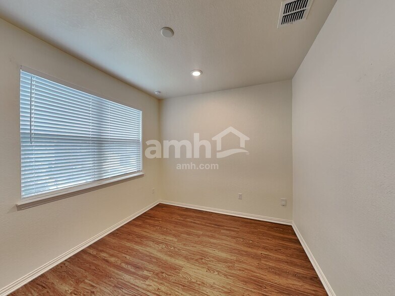 Building Photo - 2733 Meadowood Heights