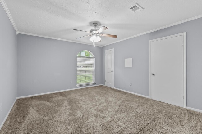 Building Photo - 5017 Oak Ct
