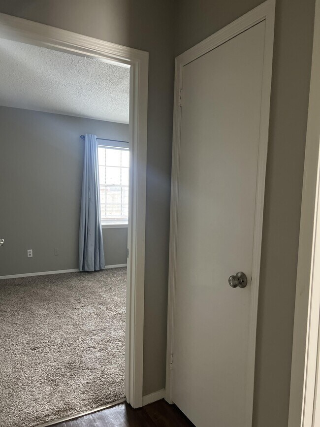 Building Photo - 1705 Deatsville Hwy