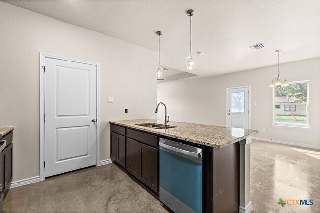 Building Photo - 414 W Avenue C