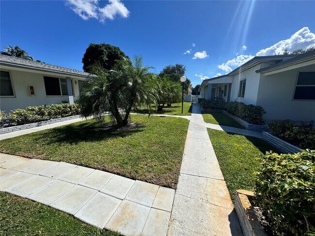 Building Photo - 2305 Monroe St