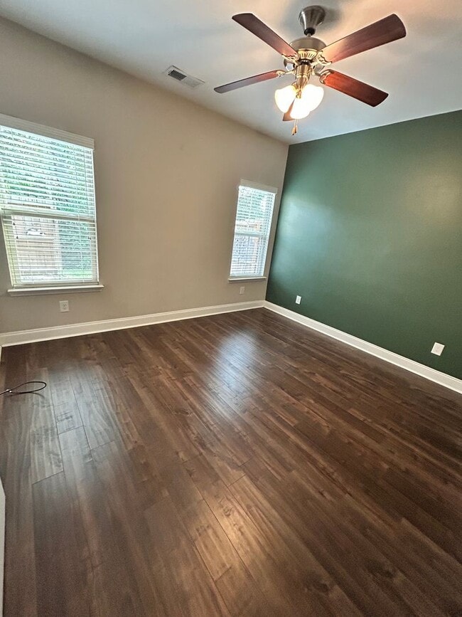 Building Photo - 3 Bedroom 3.5 Bath Spacious Townhome