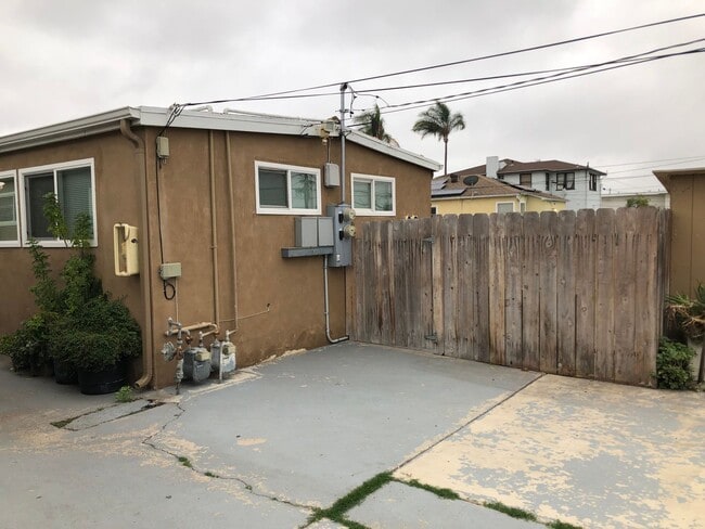Building Photo - *718-720 Raven Street