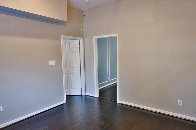 Building Photo - 1902 Triple Mast Cir