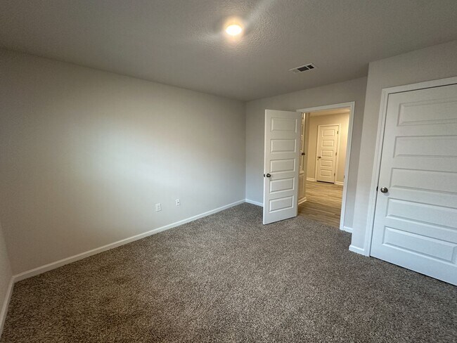 Building Photo - 4 bedroom 2 bath home in the Woodlands Subdivision in Milton, FL!