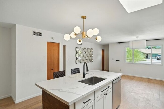 Building Photo - Totally remodeled home in prime Tempe Loca...