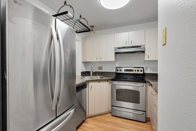 Building Photo - 2 level condo, 3 decks, Stainless Appliances, 2 parking spots, Water, sewer, garbage included!