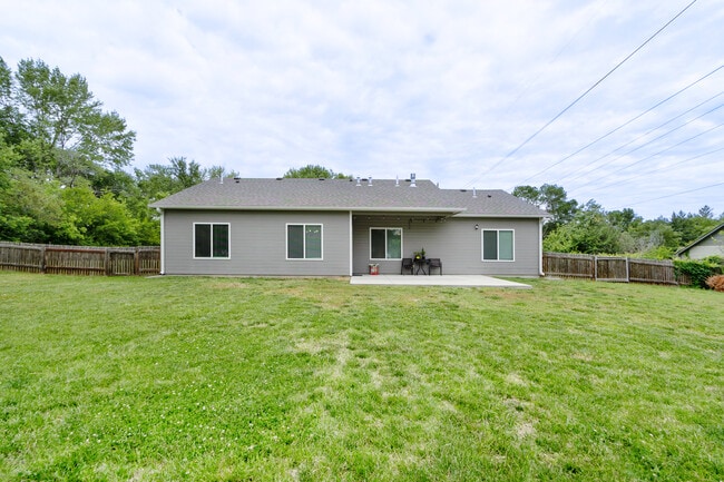 Building Photo - 915 Fairman Dr