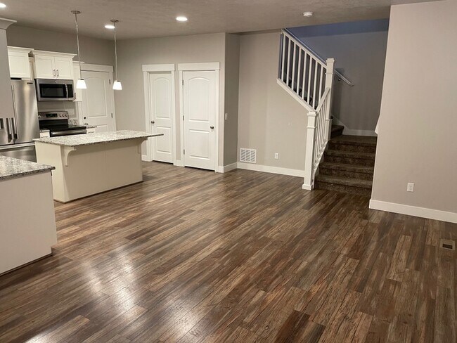 Building Photo - 3807 E Cunninghill Dr