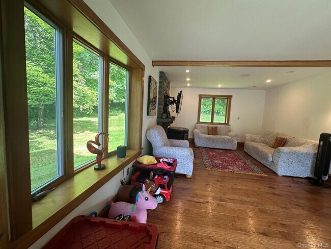 Building Photo - 109 Brush Hill Rd