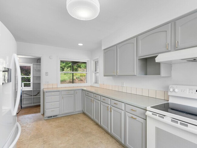 Building Photo - Sprawling 6 bed / 3.5 bath Home in Hillsda...