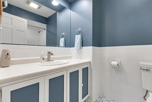 Building Photo - 817 Wellington Ave