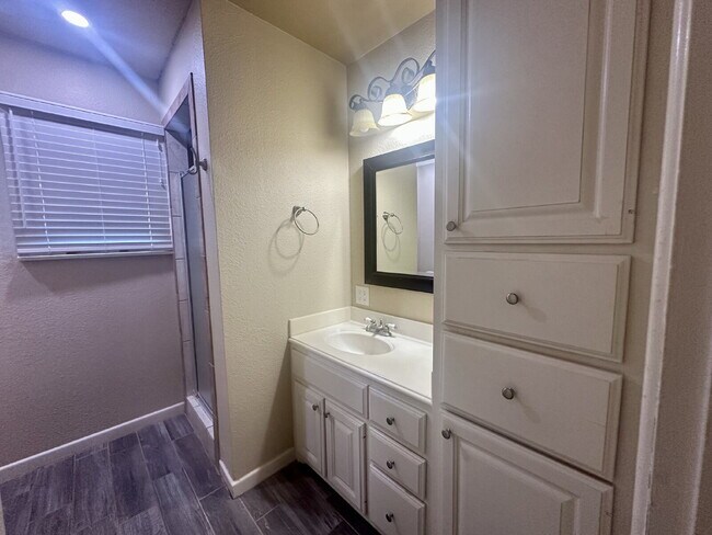 Building Photo - Spacious 4 bed 3 bath home!
