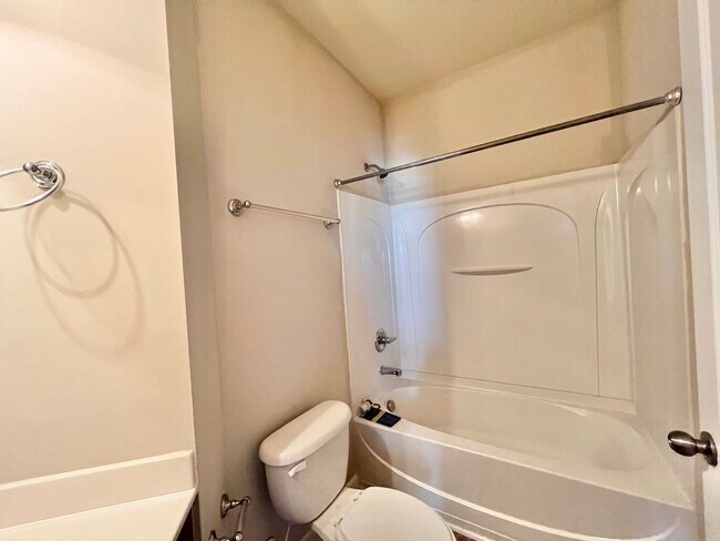 Building Photo - Excellent 4BD, 3.5BA Apex Townhome Near Do...