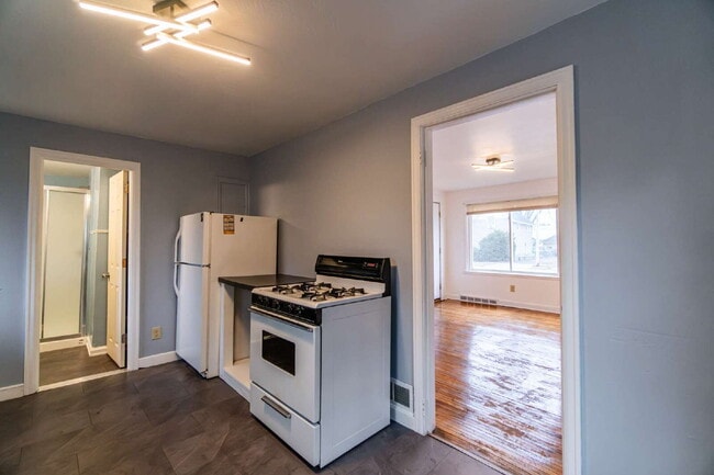 Building Photo - Updated Efficiency Apartment with Modern Kitchen & Bath – Pets Welcome!