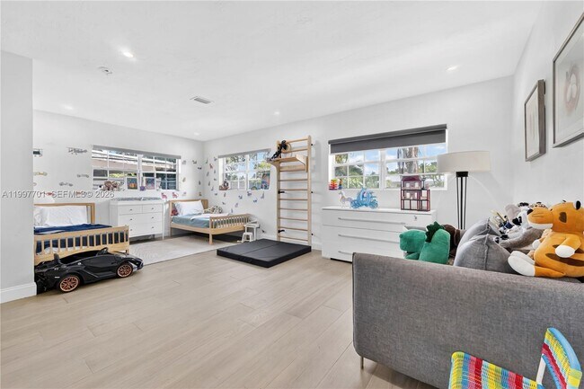 Building Photo - 1089 NE 110th St