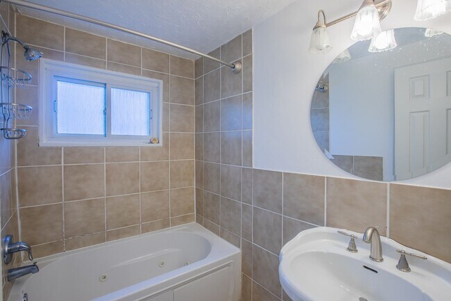 Building Photo - Amazing 4 BR/2 BA Semi-Detached Home in Ca...