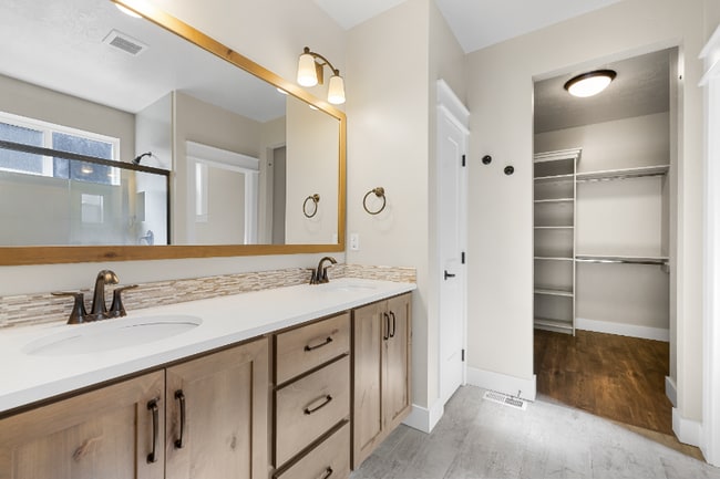 Building Photo - 165 E Cool Pond Dr