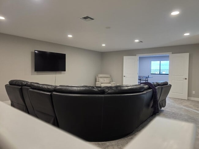 Building Photo - 527 SE Vallarta Dr