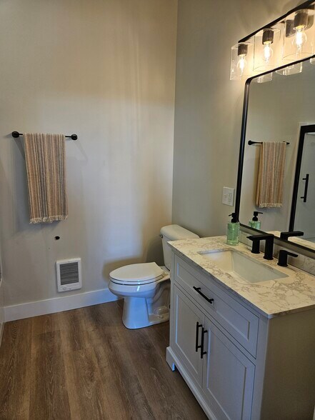 Building Photo - 9 S Main St