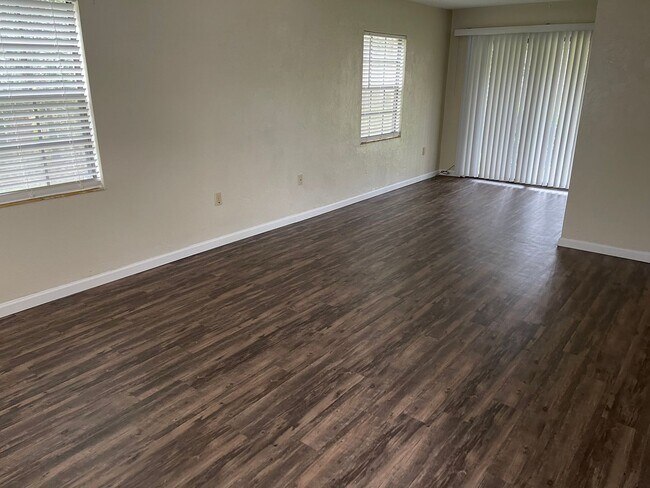 Building Photo - Portland Townhomes