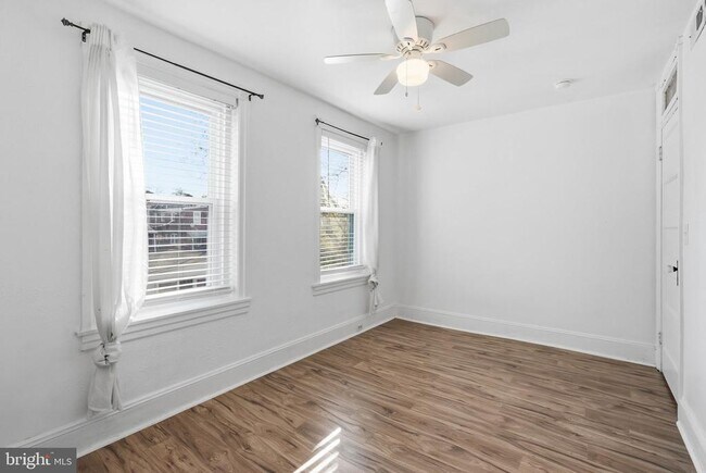 Building Photo - 211 E Poplar St