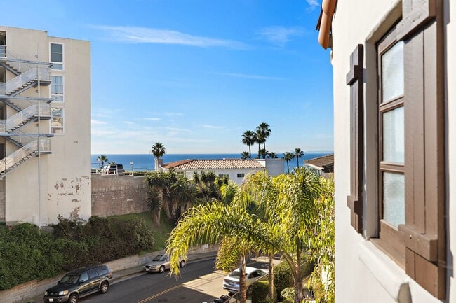 Building Photo - 416 Avenida Santa Barbara