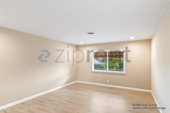 Building Photo - Unit