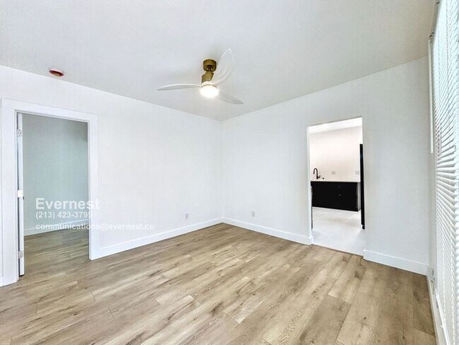 Building Photo - Lovely 2-Bedroom Duplex with Modern Comfor...