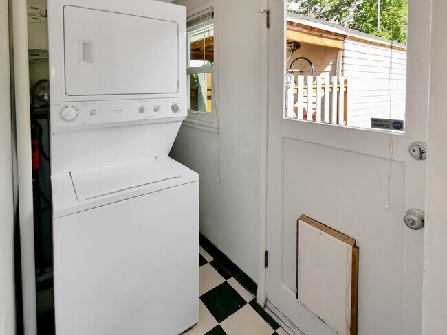 Building Photo - 2 Bed and 1 Bath Charming Single-Family Ho...