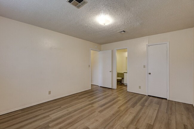 Building Photo - Charming 2-Bedroom Duplex with Garage & Mo...