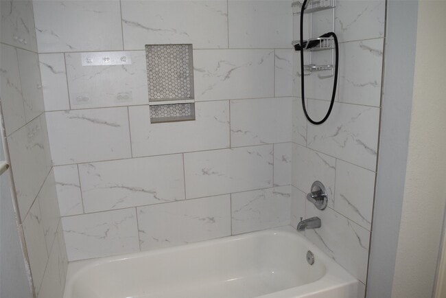 Building Photo - 15510 Liberty Bluff Dr