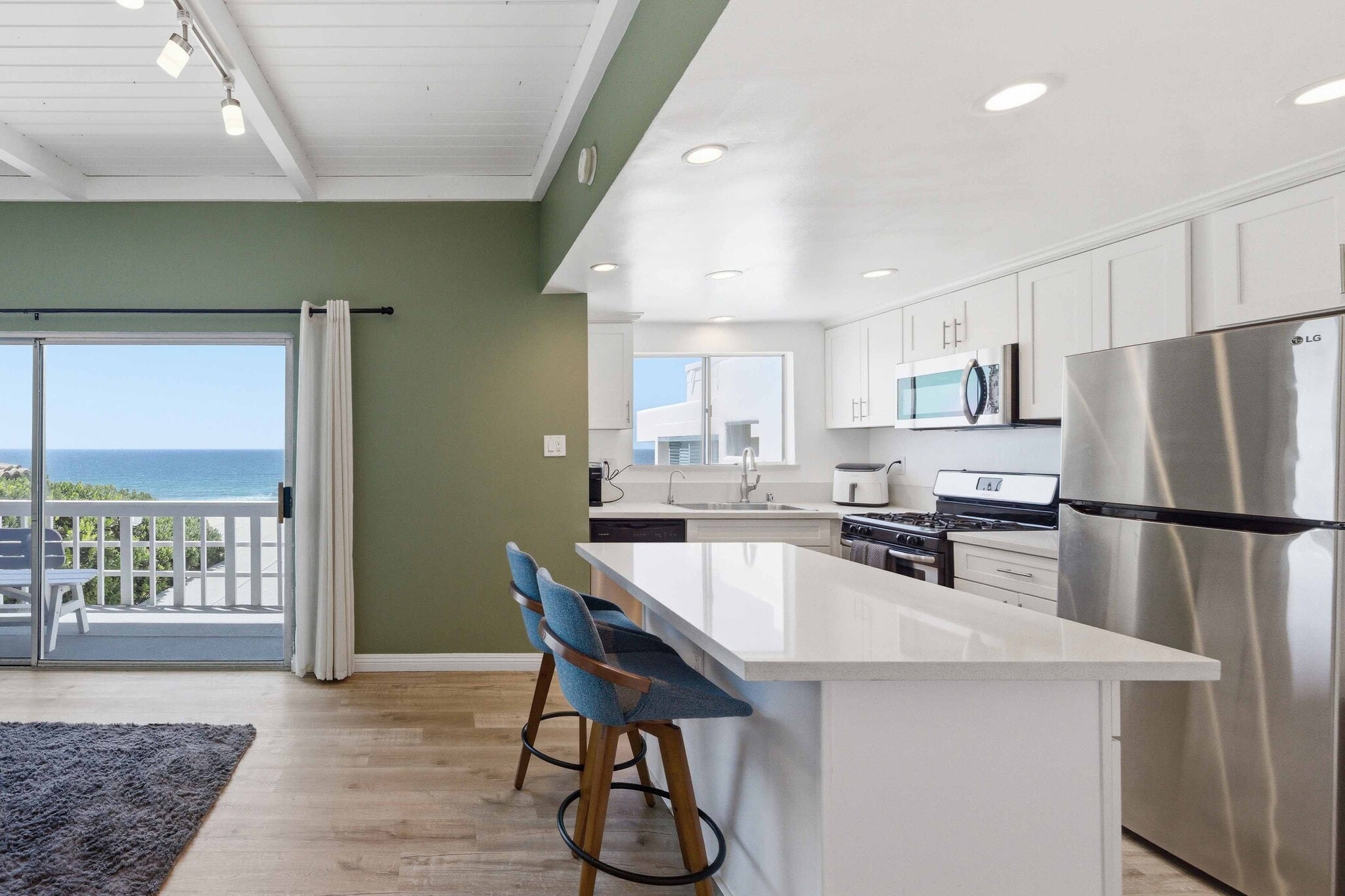 Building Photo - 3105 Ocean Dr