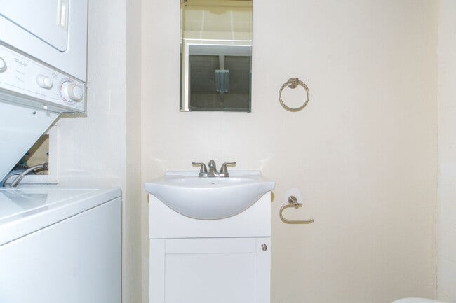 Building Photo - Tropic Garden Townhouse 2b1.5b1pkg
