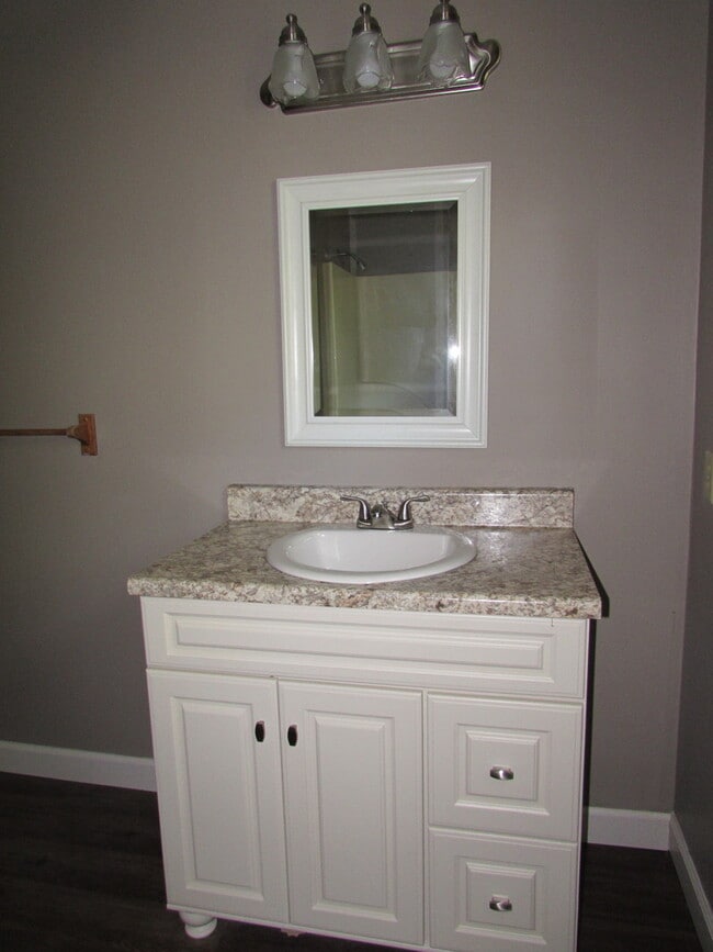 Building Photo - 3 Bedroom House Close to FLW -  New LVP Flooring May 2024!