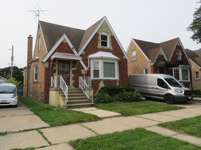 Building Photo - 6957 W Fletcher St