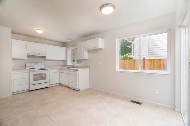 Building Photo - North Bothell 3 bdrm Townhome with private fenced yard