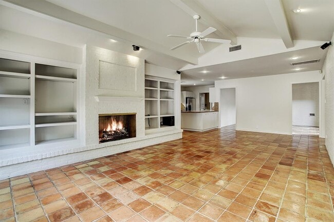Building Photo - 6139 Chevy Chase Dr