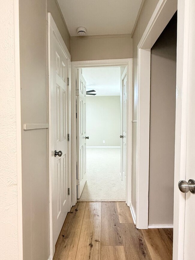 Building Photo - 1 Bedroom 1 Bath - Updated
