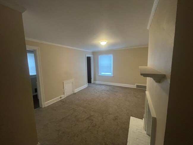 Building Photo - Available NOW!! 4 BEDROOM 2 FULL BATH SING...