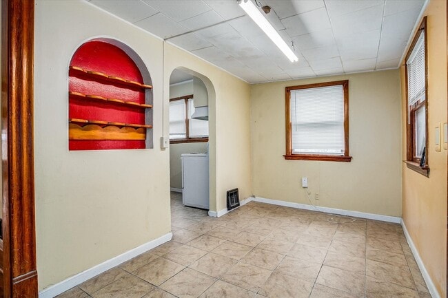 Building Photo - 908 E 31st St