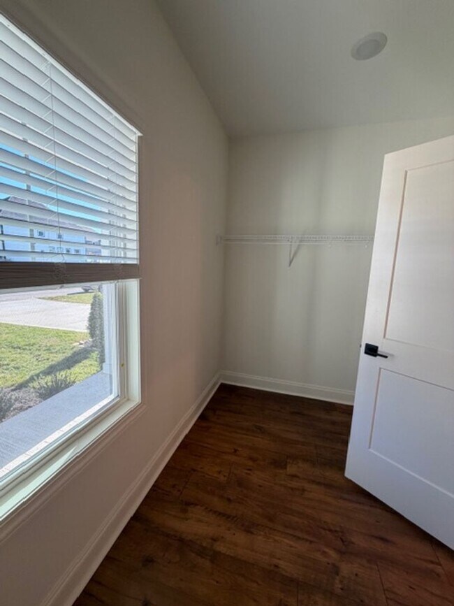 Building Photo - Maryville 37803 - 4 bedroom 3.5 bath - call Ed Johnson 865-924-5045