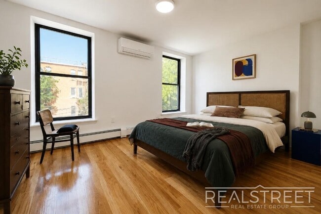 Building Photo - Charming 2 Bed 1.5 Bath Upper Duplex in Bushwick with Garden