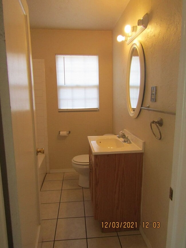 Building Photo - Charming house located close to Ft. Sill!